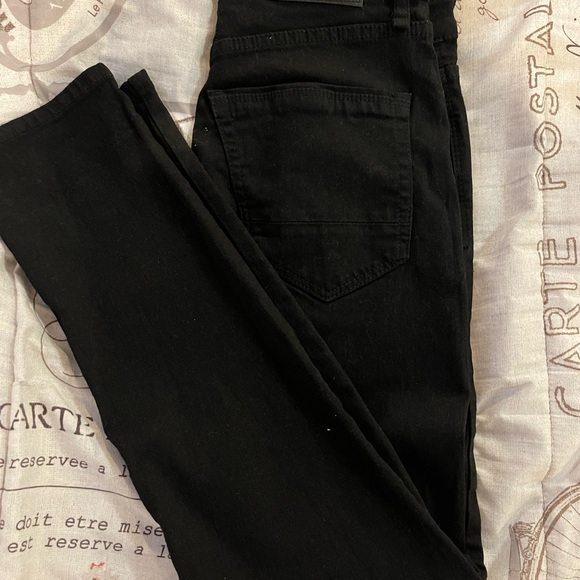 Stretch denim jeans. Perfect for that weekend out with friends. - Picture 4 of 5